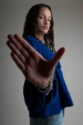 mélange de photographies de femmes réalisées en studio photo - photographies expressives et émotionnelles - studio photo haut de gamme à lyon - Emilie Minary studio 