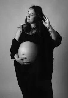 Portrait grossesse studio fond clair – future maman – photographe maternité Lyon