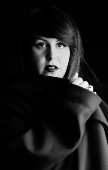 Portrait intime femme en noir et blanc – séance confiance en soi – studio photo Lyon