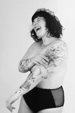 grille d'images de femmes photographiées en studio photo sur le thème de la confiance en soi - image de soi- photo self love- photo estime de soi