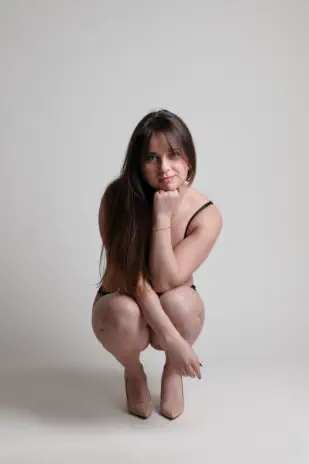 grille d'images de femmes photographiées en studio photo sur le thème de la confiance en soi - image de soi- photo self love- photo estime de soi