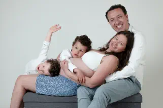 mélange de photographies en studio - portrait de famille spontané - grossesse - couple - famille 