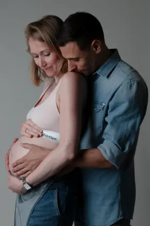 mélange de photographies en studio - portrait de famille spontané - grossesse - couple - famille 