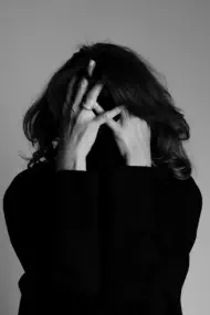 mélanges de photographies de femmes réalisées en studio photo à Lyon - Book modèle - portrait artistique noir et blanc - Portrait éditorial femme posture mode – séance book comédienne - photographie d’art studio Lyon 