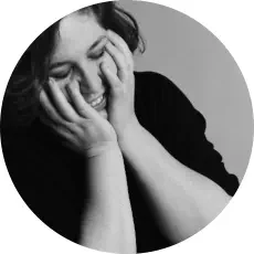 Portrait en noir et blanc d'un immense sourire de joie - portrait intime d'émotions en studio photo - haut de gamme - Photographe Lyonnaise