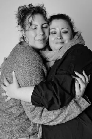 mélanges de photographies réalisées en studio photo - Groupe de femmes riant ensemble – shooting sororité – séance photo EVJF Lyon