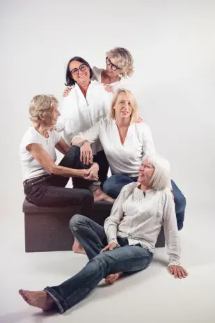 mélanges de photographies réalisées en studio photo - Groupe de femmes riant ensemble – shooting sororité – séance photo EVJF Lyon