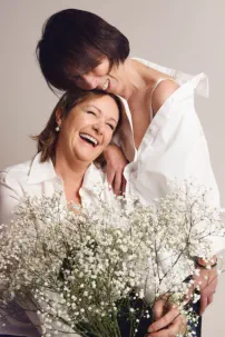 mélanges de photographies réalisées en studio photo - Groupe de femmes riant ensemble – shooting sororité – séance photo EVJF Lyon