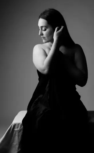 Portrait intime femme en noir et blanc – séance confiance en soi – studio photo Lyon - photographie d’art studio Lyon