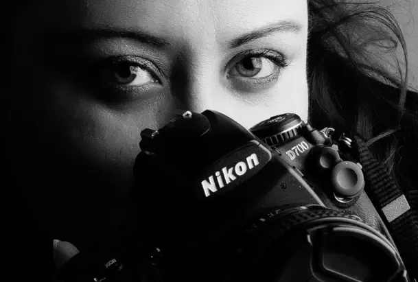 photgraphie de regard en noir et blanc avec appareil photo - Portrait professionnel femme entrepreneuse – studio photo branding Lyon