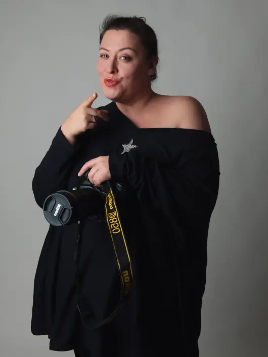 Portrait de photographe professionnelle en studio avec appareil photo – image de marque personnelle – studio Emilie Minary Lyon