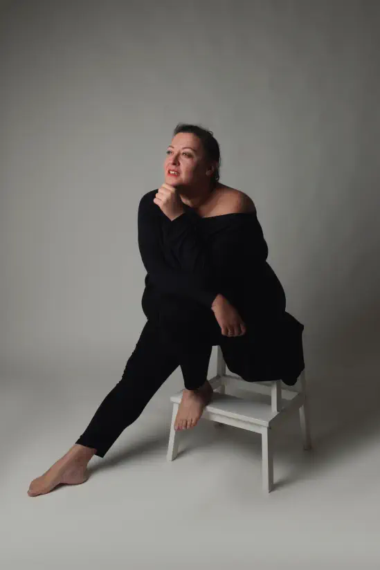 Portyrait professionnel d'une femme douce et souriante d’une photographe portraitiste – lumière douce studio – Emilie Minary photographe femme à Lyon