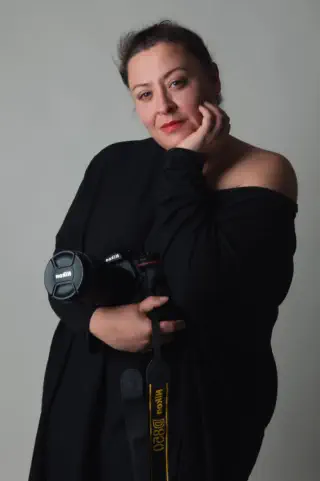 Portrait inspirant d’une photographe portraitiste – lumière douce studio – Emilie Minary photographe femme à Lyon