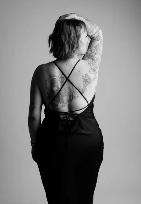 Portrait intime femme en noir et blanc de dos – séance confiance en soi - Emilie Minary Studio - 