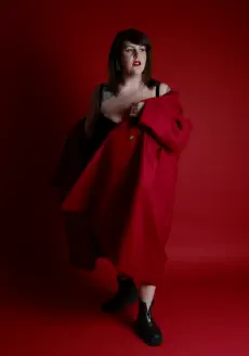 Photographie éditoriale en studio sur fond rouge - photographie haut de gamme femme en ton sur ton - Emilie Minary studio 