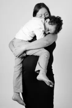 Mère et enfant enlacés – séance photo famille naturelle – studio photo Lyon